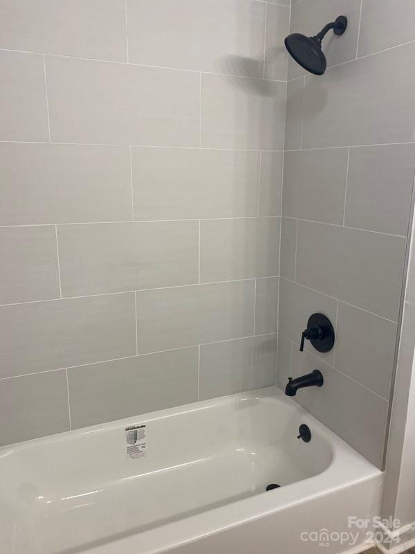 bathroom with tiled shower / bath combo