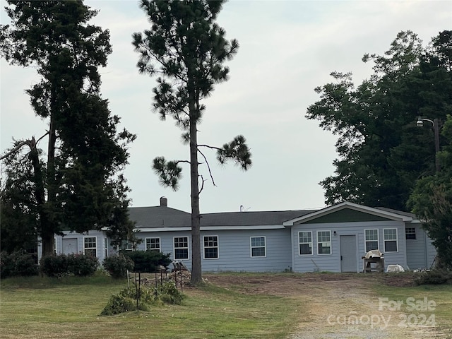 back of house featuring a yard