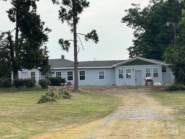 single story home with a front lawn