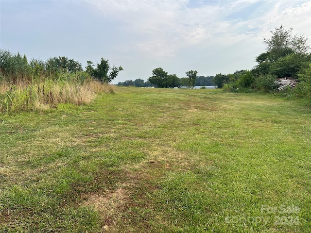 view of yard featuring a rural view