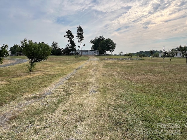 view of yard featuring a rural view