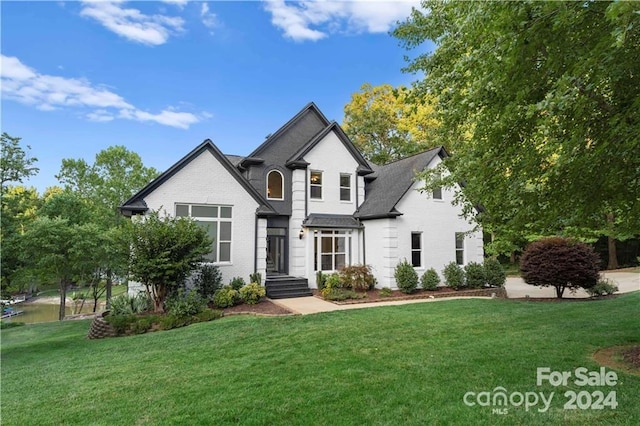 view of front of home featuring a front lawn