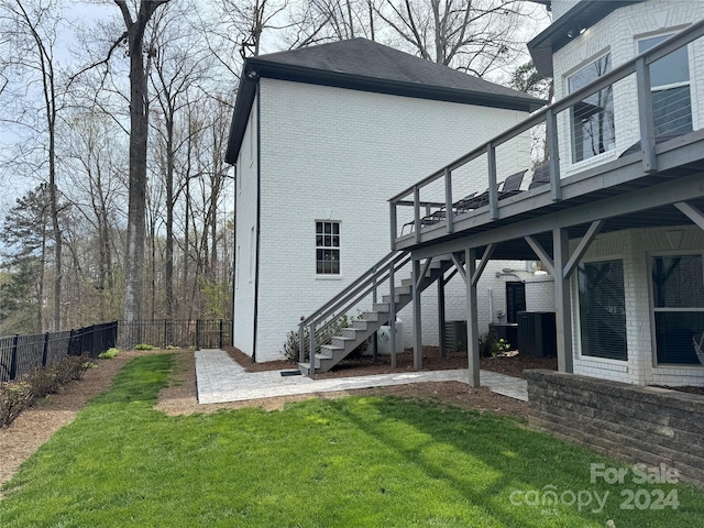 rear view of house featuring a yard