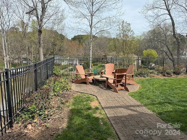 view of yard featuring a patio area