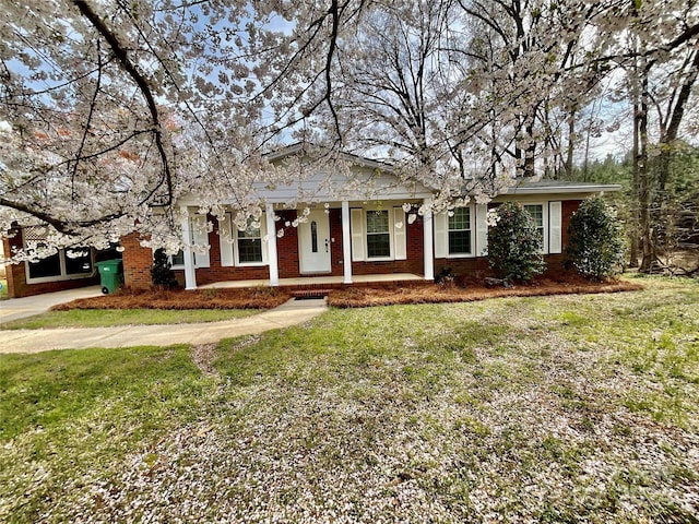 view of front of property with a front lawn