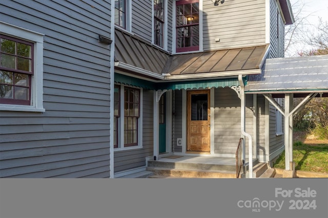 entrance to property with covered porch