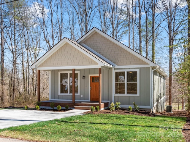 view of front of property featuring covered porch and a front yard