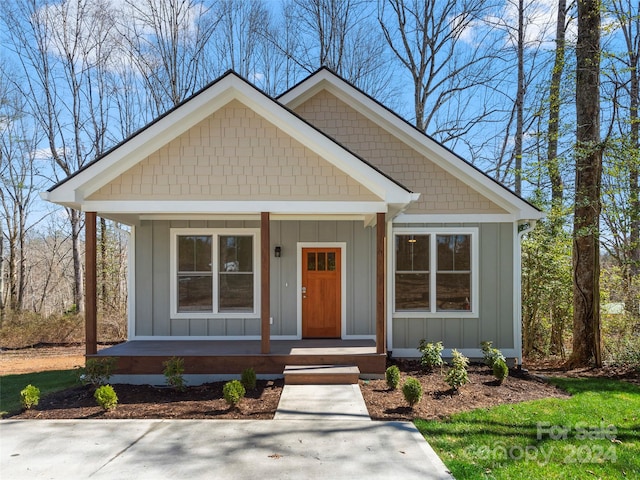 view of front facade with covered porch