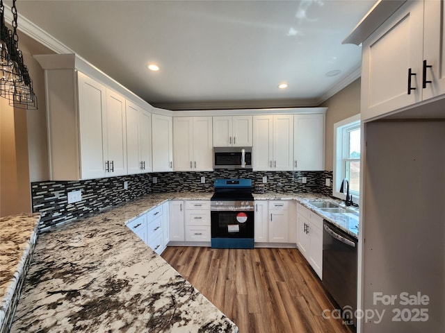kitchen with stainless steel appliances, a sink, light wood-type flooring, crown molding, and tasteful backsplash