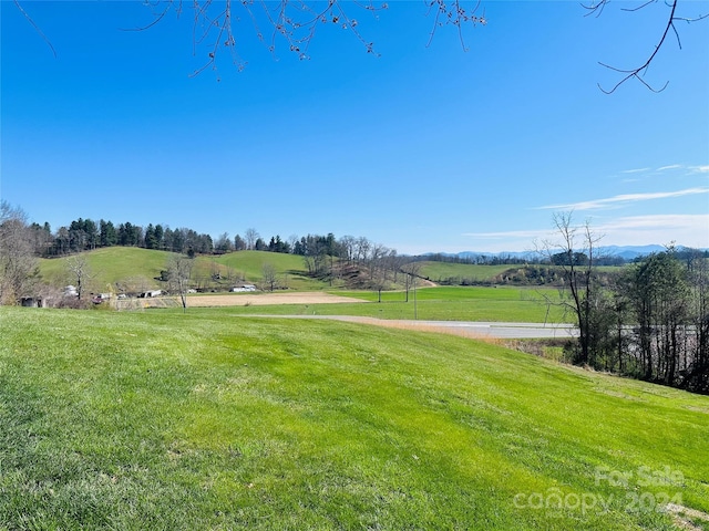 view of yard featuring a rural view