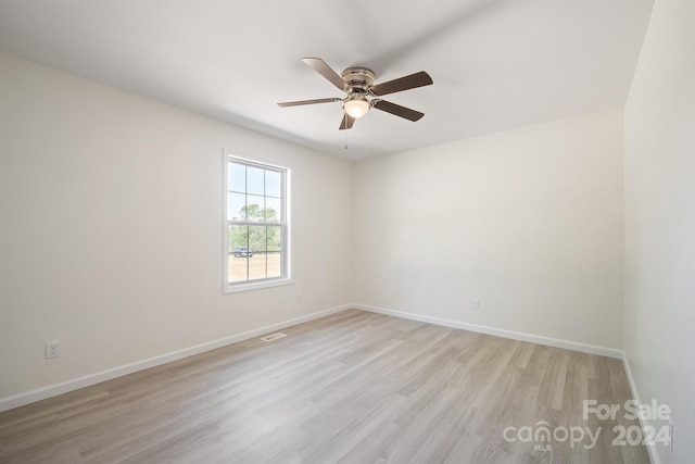 empty room featuring light hardwood / wood-style floors and ceiling fan