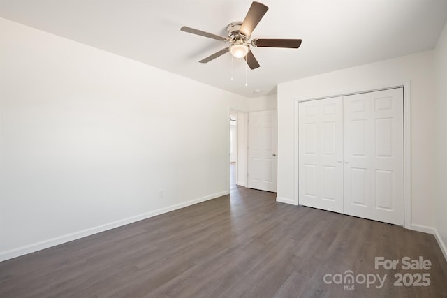 unfurnished bedroom with dark wood-type flooring, ceiling fan, and a closet