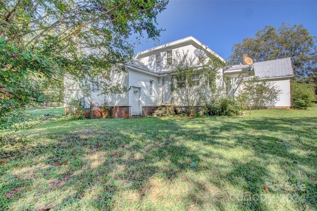 back of house featuring a lawn