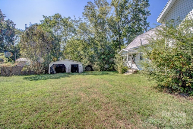 view of yard with an outdoor structure