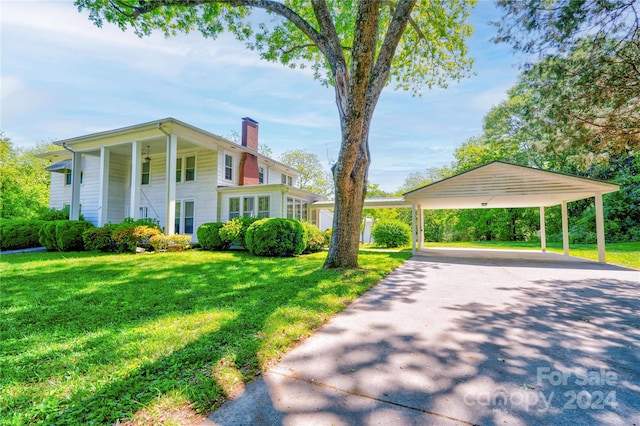 view of front of house featuring a carport and a front lawn