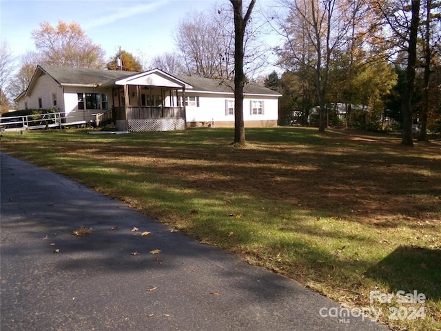 view of front of house with a front lawn