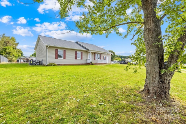 view of front facade with a front yard