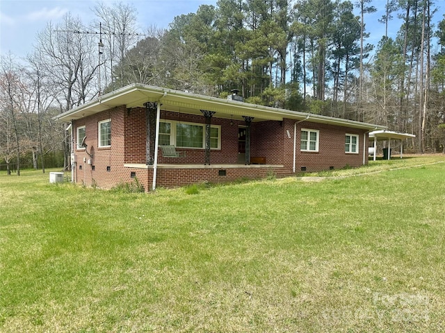 single story home featuring ceiling fan and a front yard