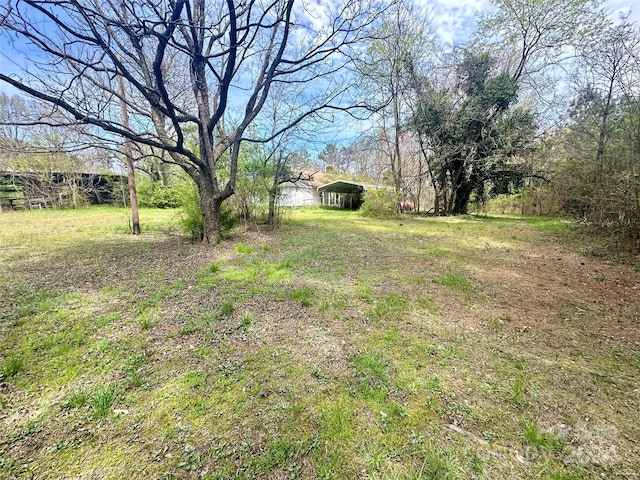 view of yard featuring an outdoor structure