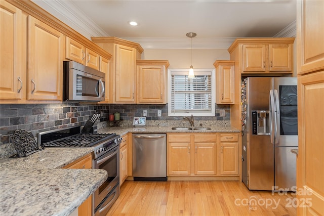 kitchen with light wood-type flooring, a sink, stainless steel appliances, crown molding, and tasteful backsplash