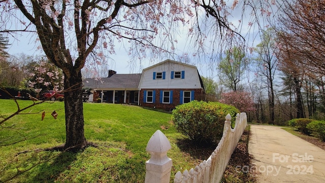 view of front of house with a front lawn