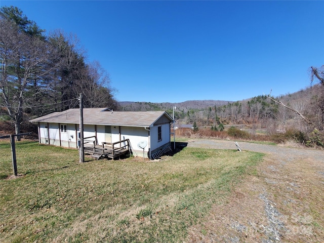 view of yard featuring a mountain view