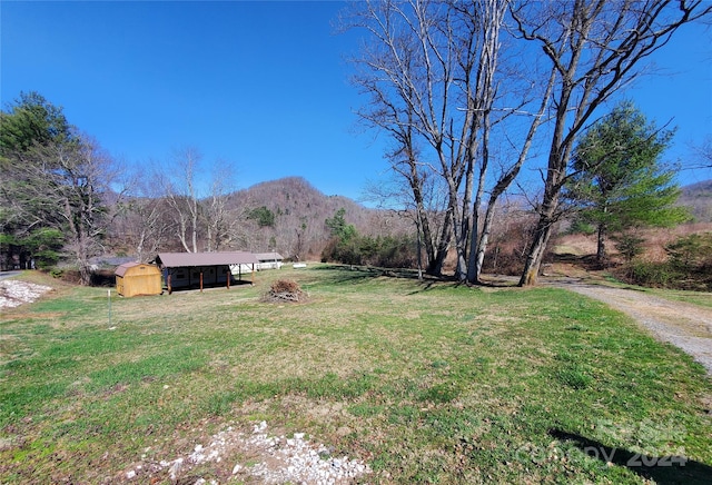 view of yard featuring a mountain view