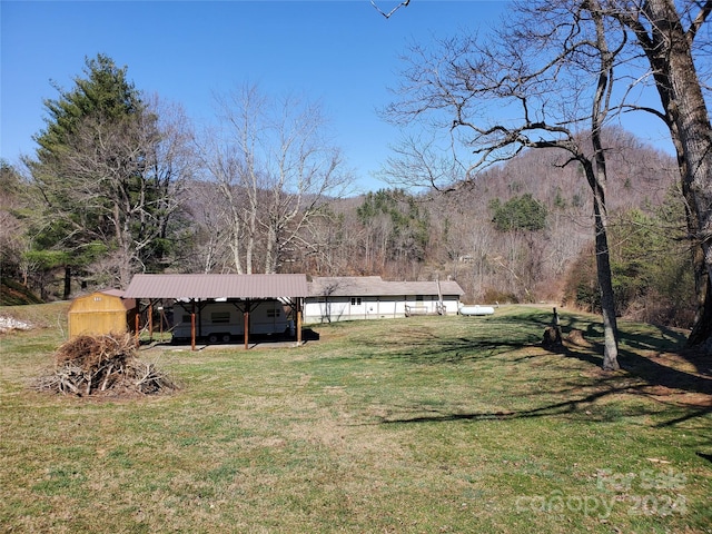 view of yard with an outdoor structure