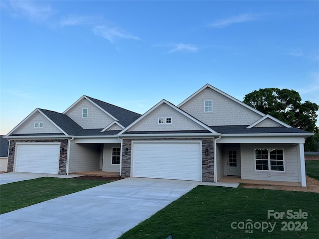 view of front of home featuring a front lawn