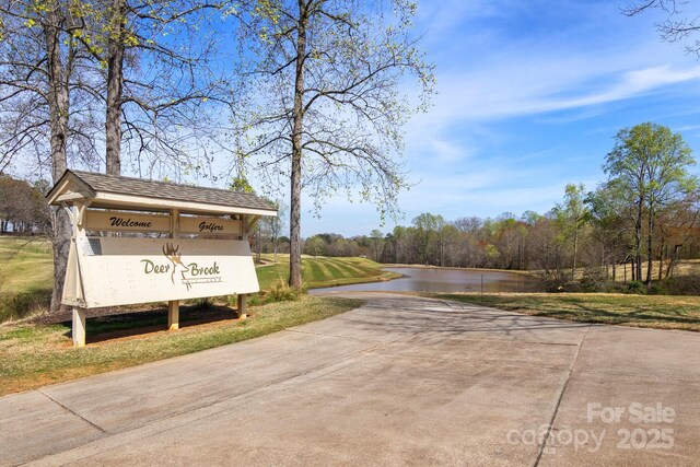 view of property's community featuring a water view