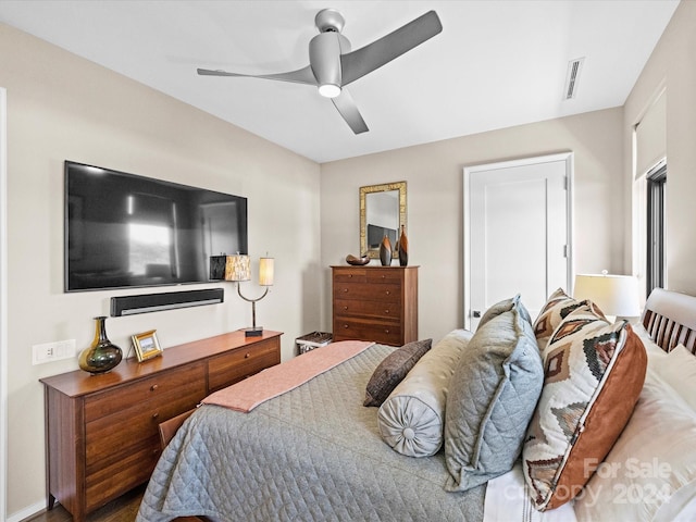 bedroom with ceiling fan