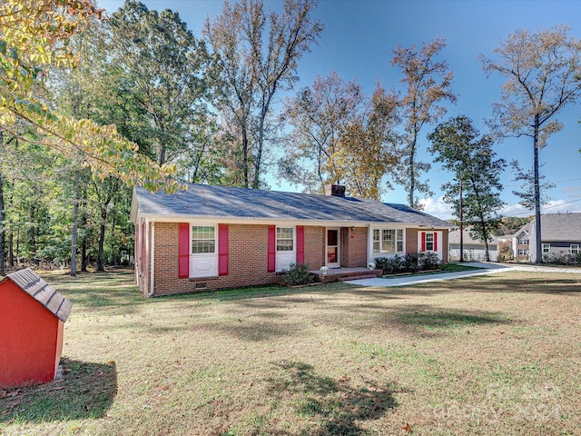 ranch-style home featuring a front lawn