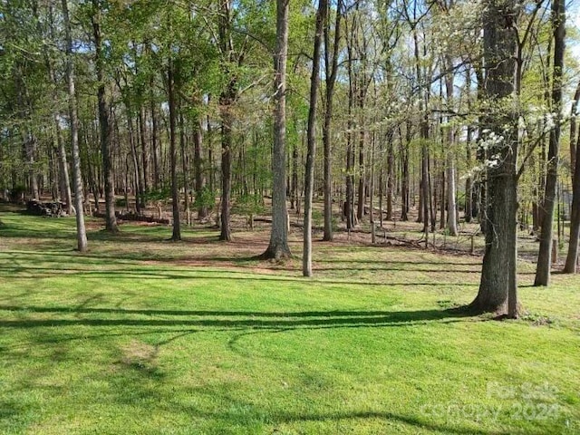 view of property's community featuring a yard