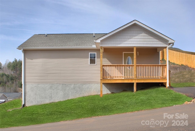 view of front of house featuring a front lawn