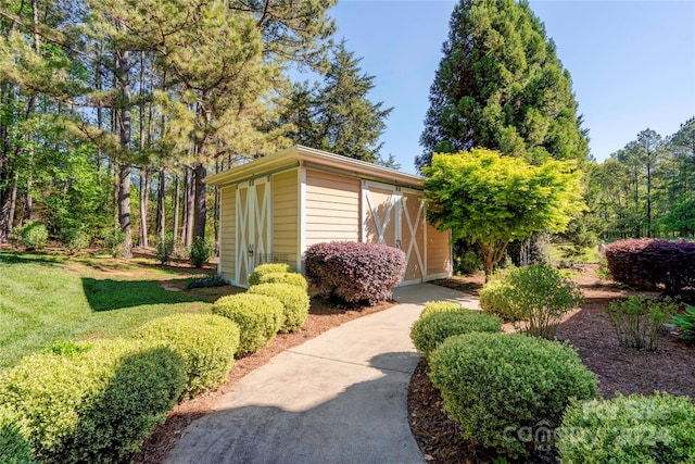 view of yard with a shed