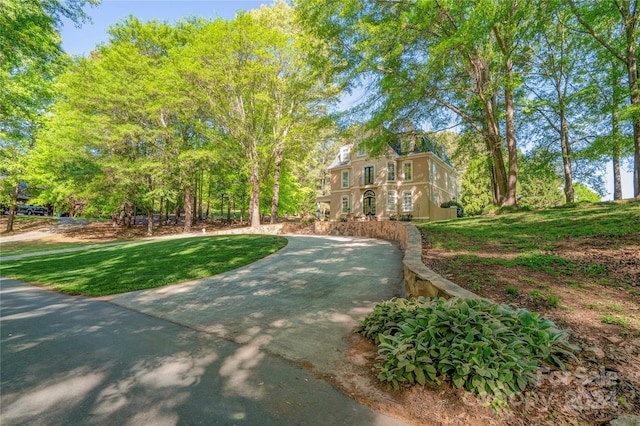 view of property's community featuring a yard