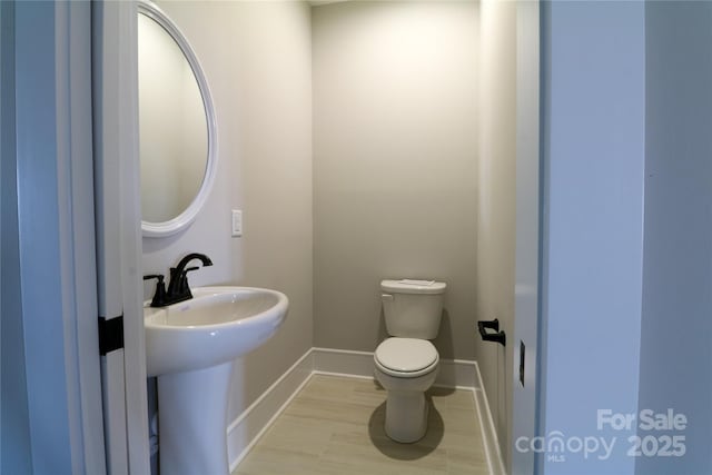 bathroom featuring toilet and sink