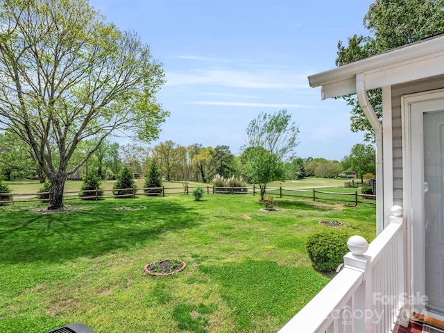 view of yard featuring a rural view