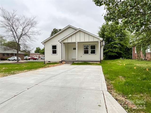 bungalow featuring a front yard