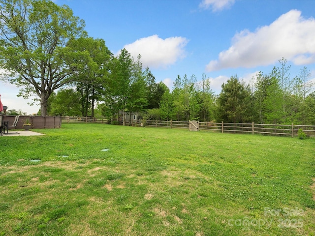 view of yard featuring a rural view