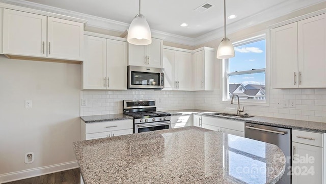 kitchen featuring hanging light fixtures, stainless steel appliances, dark wood-type flooring, and white cabinetry