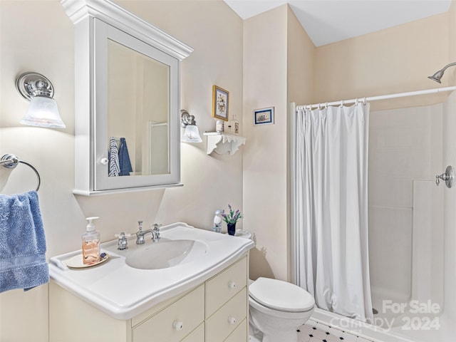 bathroom with a shower with shower curtain, vanity, and toilet