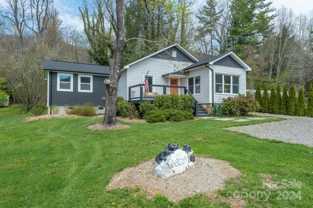 view of front of home with a front lawn