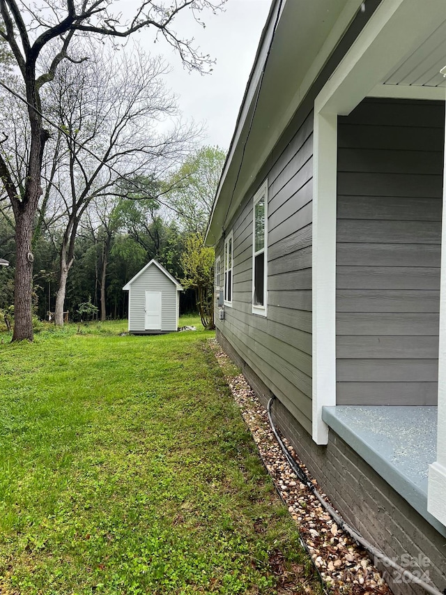 view of yard featuring a storage shed and an outdoor structure