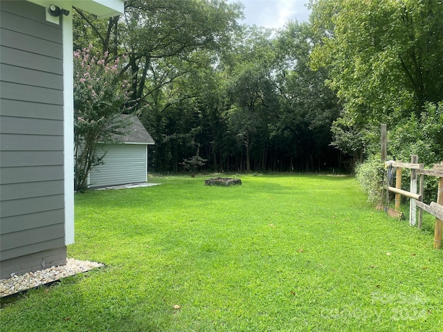 view of yard featuring a storage unit and an outdoor structure