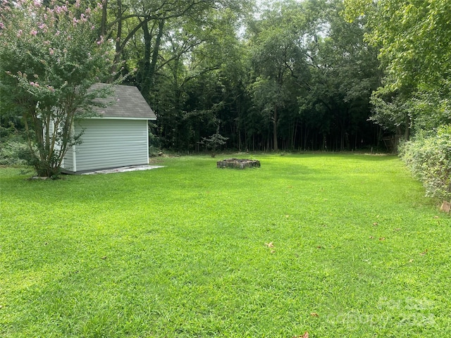 view of yard with an outdoor structure