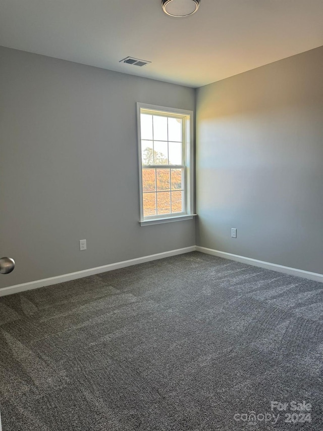 unfurnished room featuring carpet floors