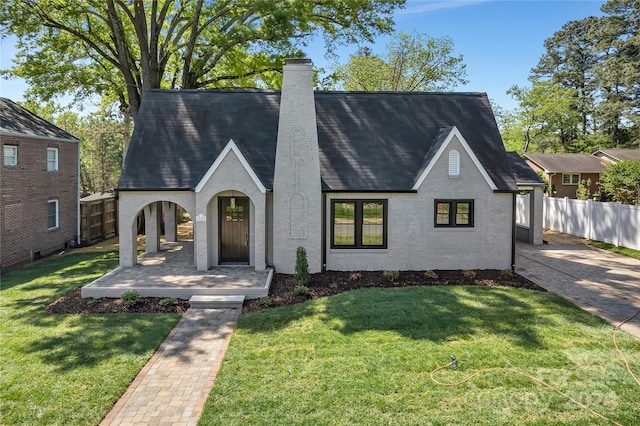 view of front of home featuring a porch and a front lawn