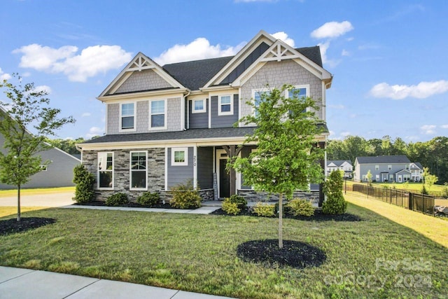 craftsman inspired home featuring a front yard