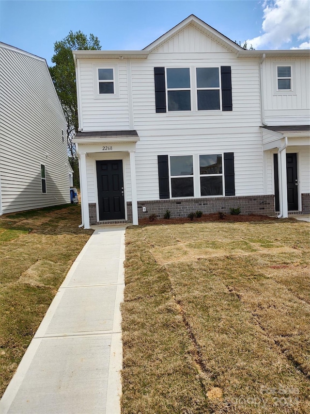 view of front facade featuring a front yard